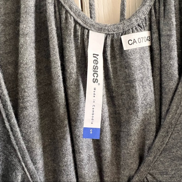 3/$25.00 🛍 TRESICS Cute flowy top with tie detail in the back - Picture 5 of 5